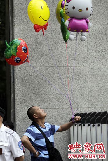 他希望你像hello kitty一樣可愛，露出笑臉。