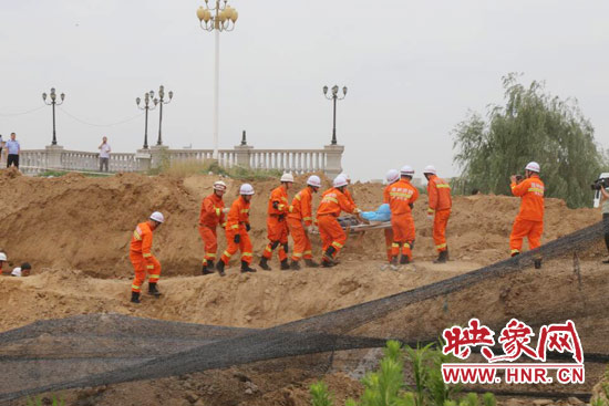 12點(diǎn)07分，又一人被抬出