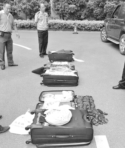 圖為民警搜出的毒品。