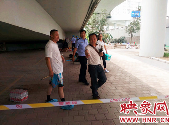 事發(fā)后，警方封鎖現(xiàn)場進行調(diào)查取證。