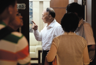 劉鵬局長走出會場。昨日的足球改革發(fā)展工作會議上，國家體育總局為中國足球“開了一扇門”。