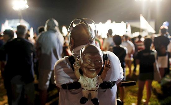 9月4日，新加坡，執(zhí)政黨的一場集會(huì)上，一名支持者背著一個(gè)李光耀的人偶。