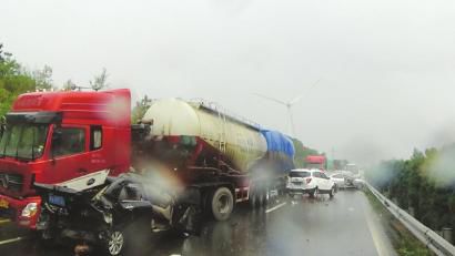 西攀高速公路追尾事故現(xiàn)場(chǎng)。