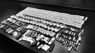 警方在行動(dòng)中繳獲的地下錢莊持有的銀行卡和手機(jī)、U盾等作案工具。