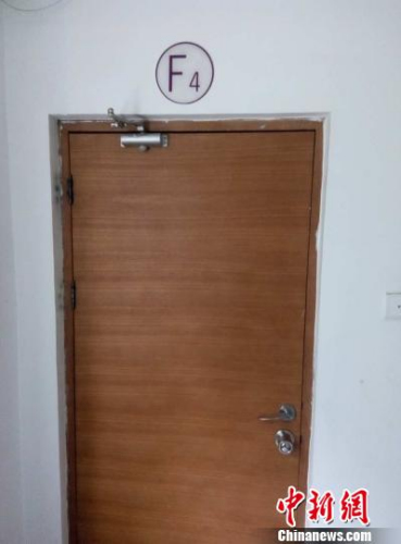 6日，事發(fā)樓層四層消防通道門被封死。呂春榮 攝