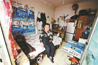 早晨收拾停當(dāng)后，李大鵬準(zhǔn)備前往地鐵賣藝