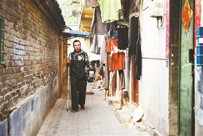 雖然曾被報道擁有兩套房產(chǎn)，李大鵬實際的租住地在一片棚戶區(qū)里