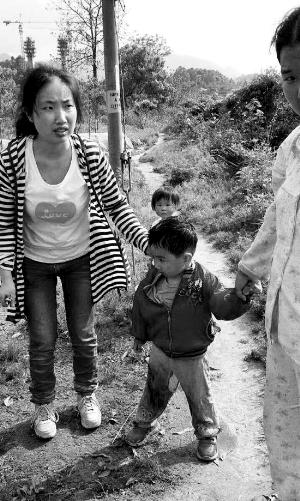 獲救小孩及其母親段曉霞。