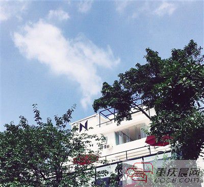 書(shū)店外觀設(shè)計(jì)感十足。