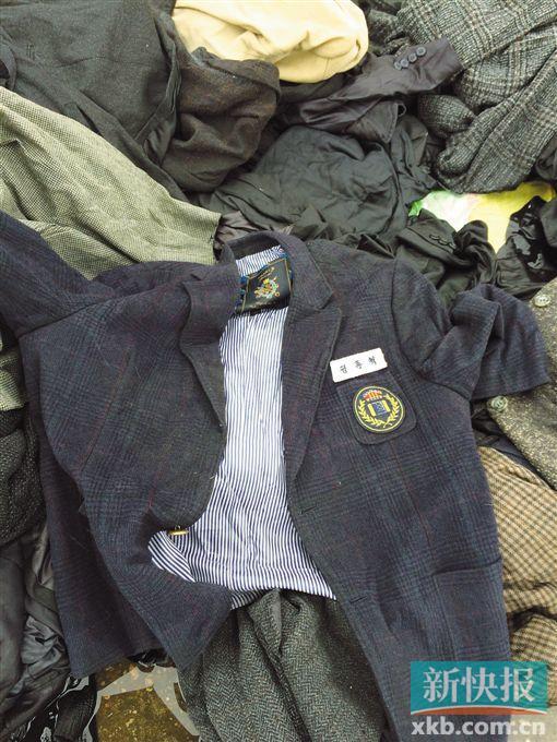 現(xiàn)場(chǎng)查獲的一件韓國(guó)校服。 鄭雁虹/攝