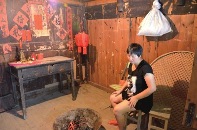 邱巧媚經(jīng)常一個(gè)人坐在屋里發(fā)呆。本版圖片京華時(shí)報(bào)記者 韓林君 攝