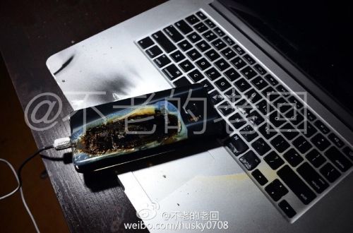 根據(jù)圖片來(lái)看，蘋(píng)果MacBook Pro筆記本觸控面板左邊部分被熏黑，而且該網(wǎng)友也提供了充電設(shè)備，就是三星Note 7原裝充電器。