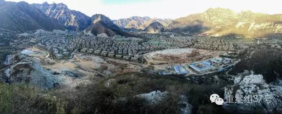 河北淶水“青青小鎮(zhèn)”1-6期全景圖，上百棟別墅組成的別墅群依山而建。部分山體被炸平，準(zhǔn)備建起聯(lián)排雙拼別墅。    新京報(bào)記者 大路 攝