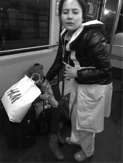 事發(fā)后，一名女乘客（左）受傷。