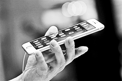 事實(shí)上，很多專業(yè)人士認(rèn)為蘋(píng)果回到美國(guó)生產(chǎn)不切實(shí)際的真正原因在于美國(guó)缺乏足夠的產(chǎn)業(yè)工人和配套產(chǎn)業(yè)鏈。一家風(fēng)險(xiǎn)投資公司的合伙人就表示：“目前美國(guó)在消費(fèi)電子產(chǎn)品領(lǐng)域已經(jīng)不具備供應(yīng)鏈。這種供應(yīng)鏈不僅僅指的是原材料和核心部件，而且還包括具有一定能力的熟練技術(shù)工人?！? complete=