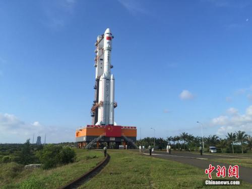 4月17日7時30分，承載著長征七號遙二運載火箭與天舟一號貨運飛船組合體的活動發(fā)射平臺，垂直轉運至發(fā)射區(qū)，標志著“天舟一號”飛行任務正式進入發(fā)射階段。閆寧 攝