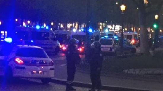 據(jù)英國廣播公司（BBC）消息，巴黎警方稱，巴黎中部發(fā)生槍擊事件，一名警察死亡，另一名受傷。