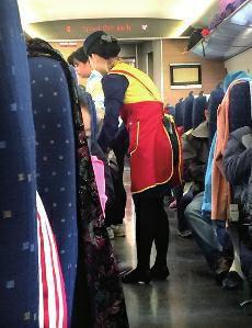 高鐵盒飯價格過高問題，近年來已成為社會熱點話題。高鐵盒飯價格緣何居高不下呢？究竟是盒飯企業(yè)壟斷化經(jīng)營，還是盒飯的成本高？這都需要高鐵相關(guān)部門公開透明，算出明細賬。