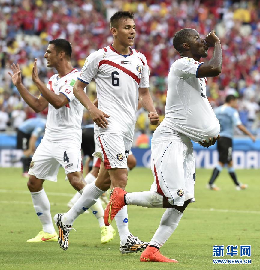 6月14日，哥斯達(dá)黎加隊(duì)球員喬·坎貝爾（右一）進(jìn)球后將足球塞進(jìn)衣服內(nèi)慶祝。