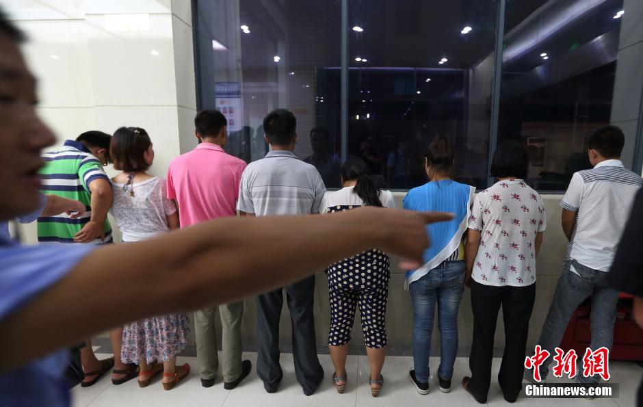 7月24日晚,南京警方將抓獲的以福建、江西、河南、湖北、黑龍江等多個外省市的涉及傳銷人員集中帶回。