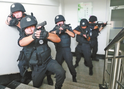 進入樓道后，特警開始地毯式搜索。