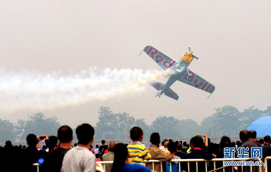 　9月13日，特技隊員在進行空中飛行表演。