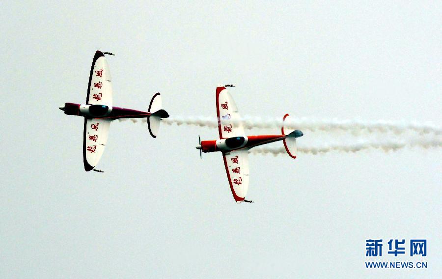 9月13日，特技隊員在進行空中飛行表演。