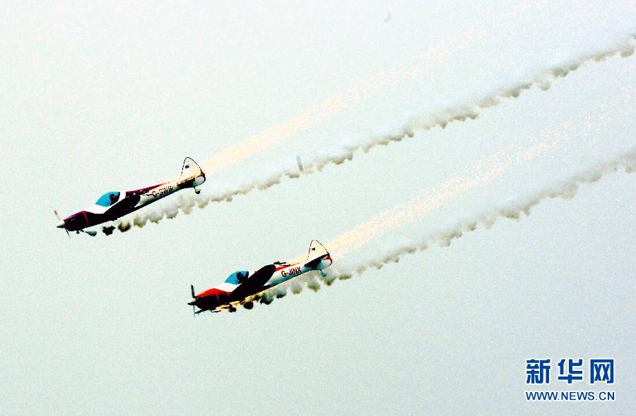 9月13日，特技隊員在進行空中飛行表演。