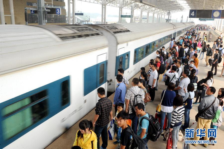 10月6日，在安徽銅陵火車站，大批旅客在站臺(tái)上等候乘車。