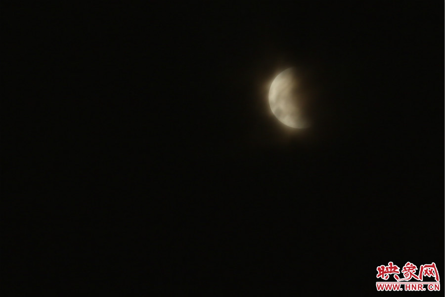 20：02月亮在云層中忽隱忽現(xiàn)。