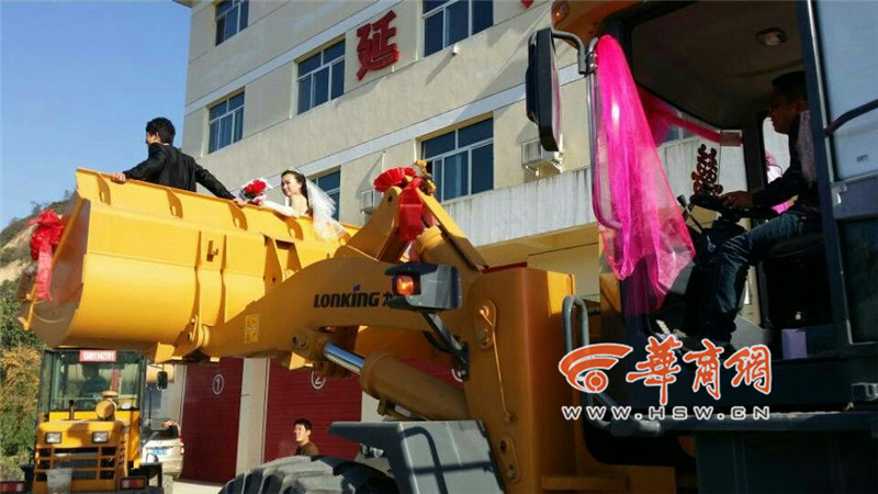 陜西小伙開8臺(tái)裝載機(jī)接新娘。