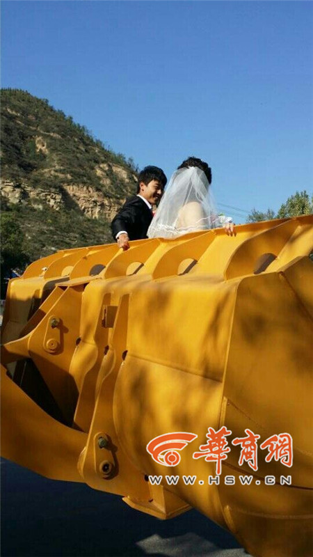 陜西小伙開8臺(tái)裝載機(jī)接新娘。