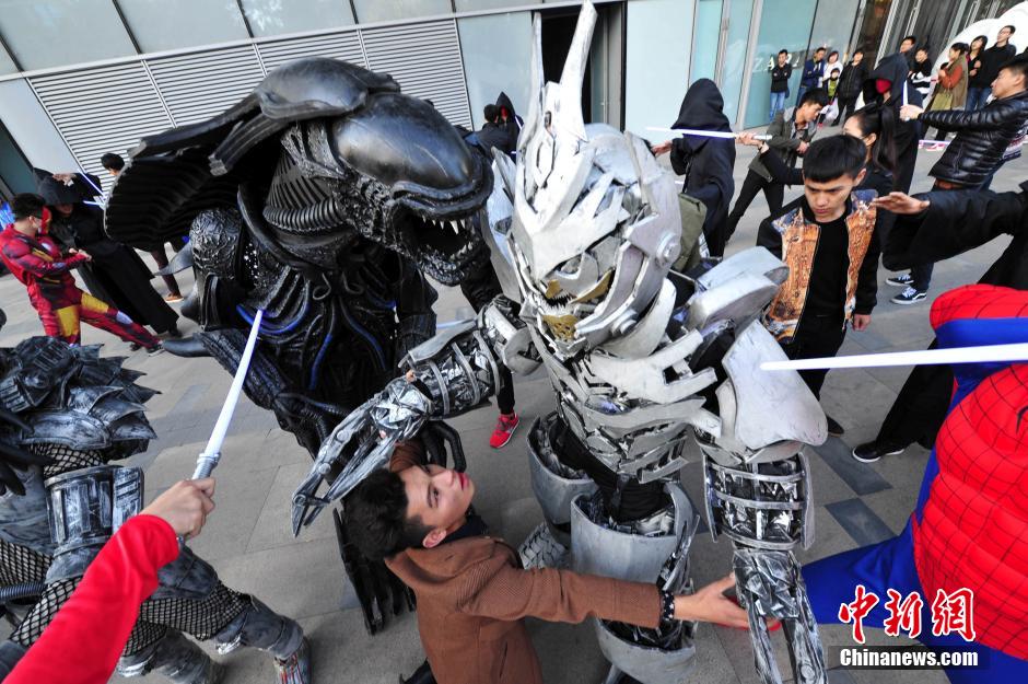 “復(fù)仇者聯(lián)盟”與人類共戰(zhàn)“異形”霧霾軍團