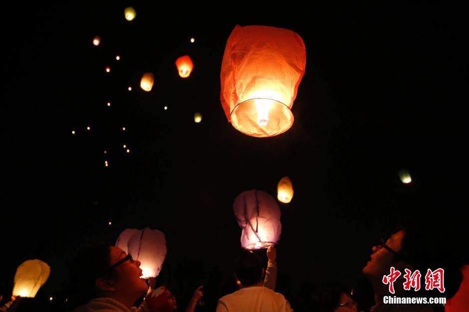 上海百名單身男女集體放飛孔明燈求“脫單” 上海百名單身男女集體放飛孔明燈求“脫單”