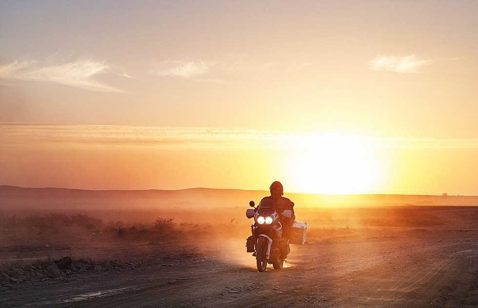 彼得·格里明科在哈薩克斯坦公路上騎行。（網(wǎng)頁截圖）