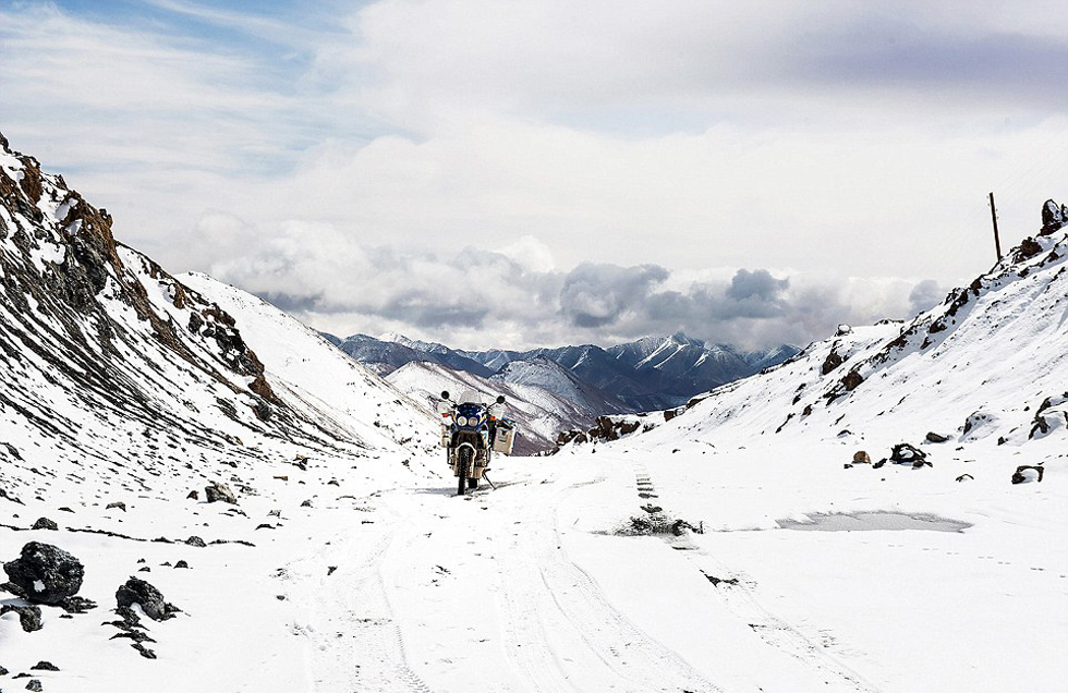 圖為塔吉克斯坦4600米高的山峰上。（網(wǎng)頁截圖）