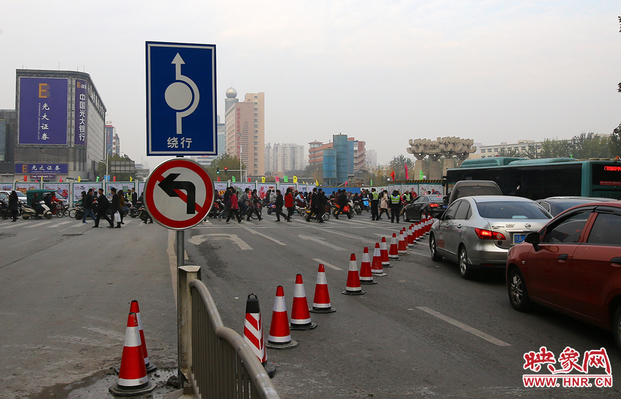 金水路與未來(lái)路交叉口繞行指示牌