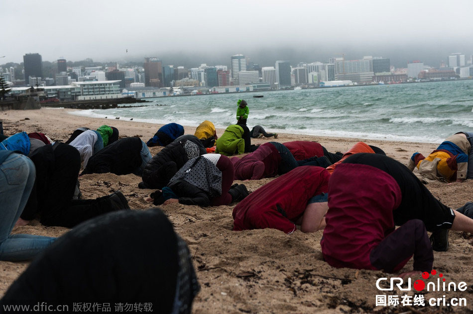 新西蘭民眾將頭埋入沙子 抗議政府坐視氣候變暖 新西蘭民眾將頭埋入沙子 抗議政府坐視氣候變暖