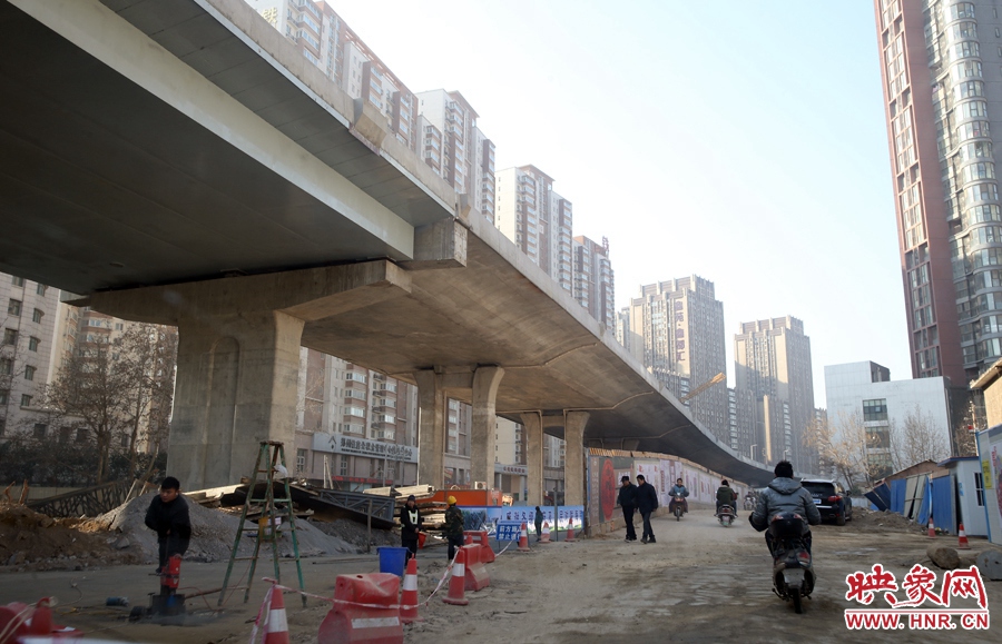 由西向東方向，嵩山南路出口以東，仍在緊張施工中。