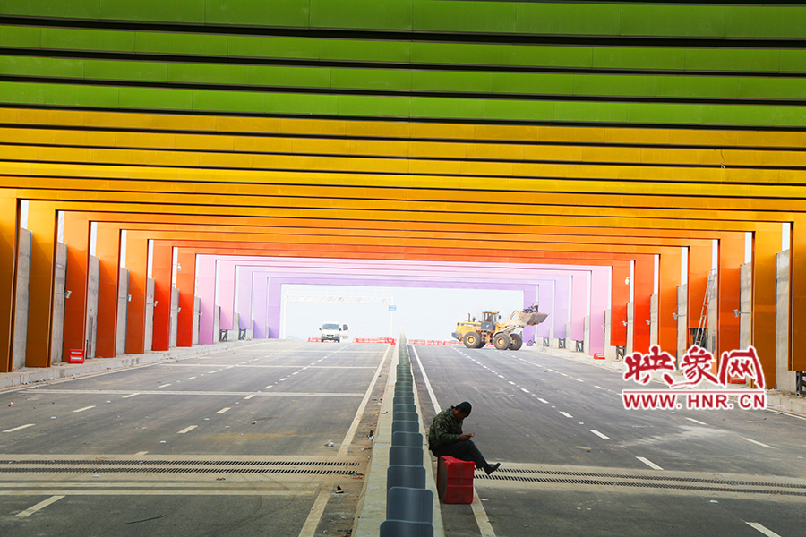 圖為一工人在隧道內(nèi)休息。