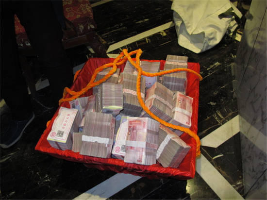 不少農(nóng)民工的工資是用籮筐挑走的。