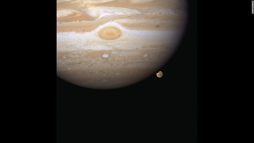 位于地球大氣層外的哈勃望遠(yuǎn)鏡能給人類(lèi)來(lái)更清楚的太空?qǐng)D像。