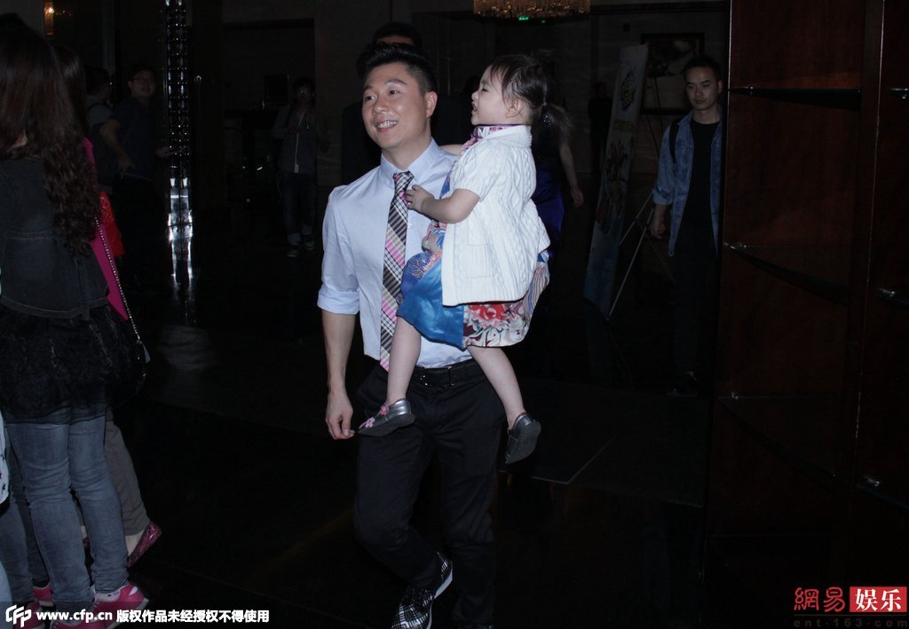 近日李小鵬抱女兒快步離開活動(dòng)現(xiàn)場。