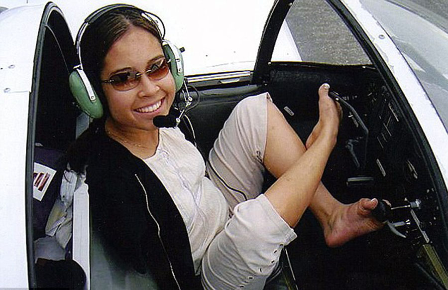 美國(guó)“勵(lì)志姐”天生無(wú)雙臂 用腳開飛機(jī)彈鋼琴 美國(guó)“勵(lì)志姐”天生無(wú)雙臂 用腳開飛機(jī)彈鋼琴