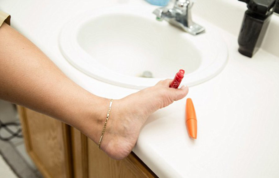 美國(guó)“勵(lì)志姐”天生無(wú)雙臂 用腳開飛機(jī)彈鋼琴 美國(guó)“勵(lì)志姐”天生無(wú)雙臂 用腳開飛機(jī)彈鋼琴