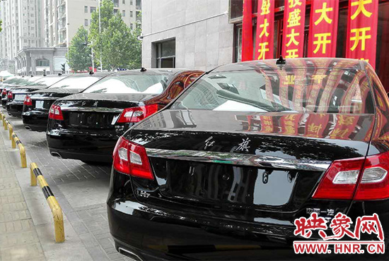 路邊一棟樓上懸掛著二三十條紅色條幅，全部是祝賀一家公司開業(yè)的。