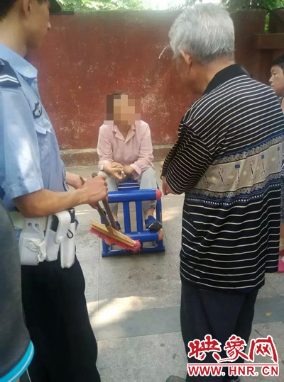 老太當(dāng)時坐在健身器材上做仰臥起坐，說環(huán)衛(wèi)工人影響她鍛煉身體了，便開始謾罵環(huán)衛(wèi)工人。