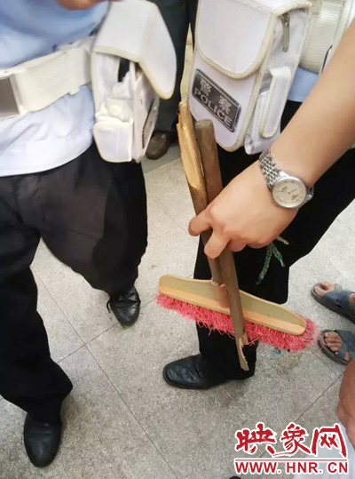 老太從環(huán)衛(wèi)工手中奪過掃帚，用腳踩斷，用力向環(huán)衛(wèi)工人的手上和腿上敲去。