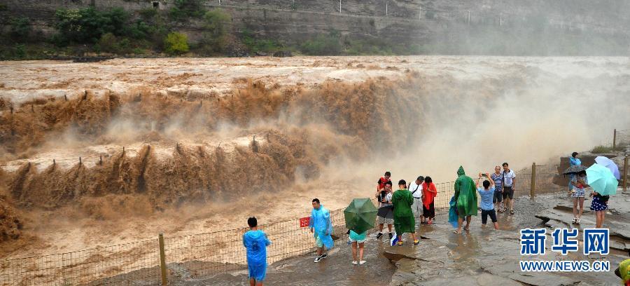 8月2日，游客在山西吉縣黃河壺口瀑布景區(qū)游覽觀瀑。