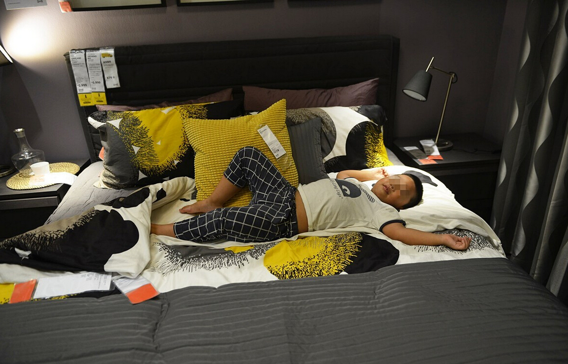 8月4日，杭州，“蹭涼族”在宜家杭州店的沙發(fā)或床鋪上休息。